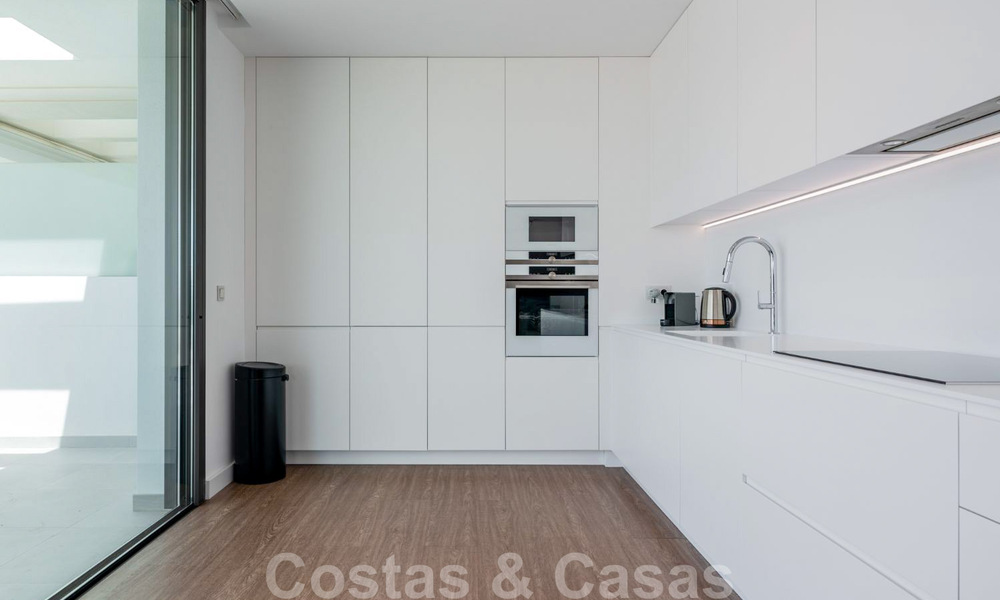 Instapklaar, modern designer penthouse te koop met 3 slaapkamers in een luxueus woonoord in Marbella - Estepona 36729