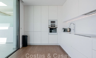 Instapklaar, modern designer penthouse te koop met 3 slaapkamers in een luxueus woonoord in Marbella - Estepona 36729 