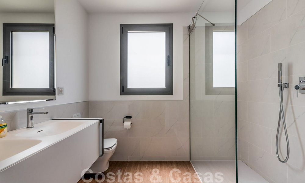 Instapklaar, modern designer penthouse te koop met 3 slaapkamers in een luxueus woonoord in Marbella - Estepona 36732
