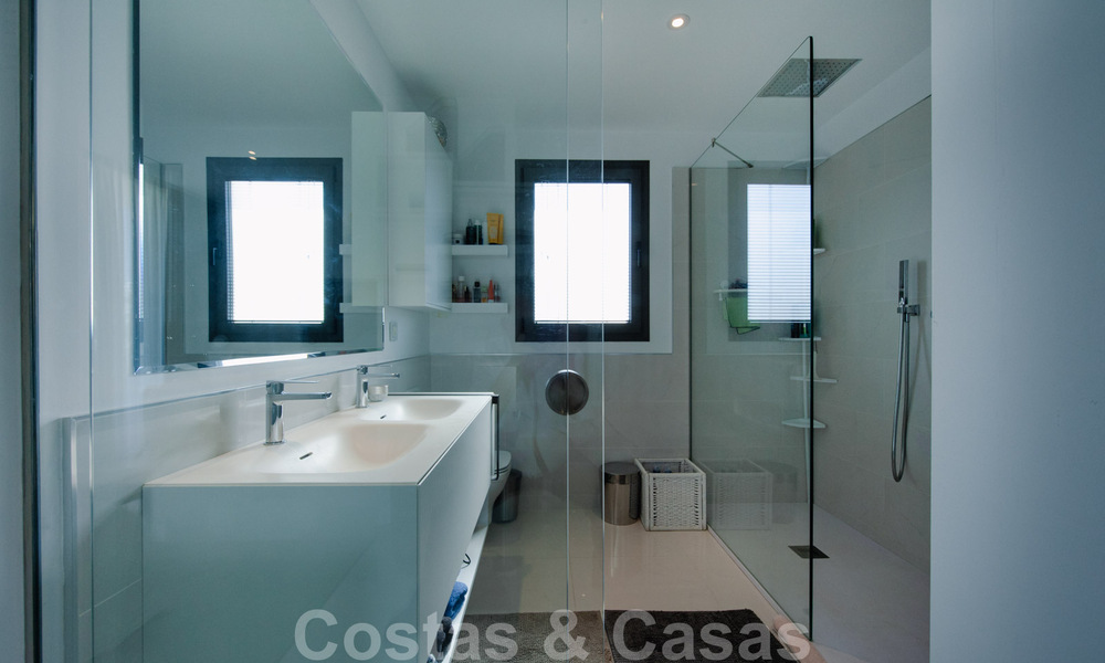 Instapklaar, ruim modern design penthouse te koop in luxueus complex in Marbella - Estepona 36964