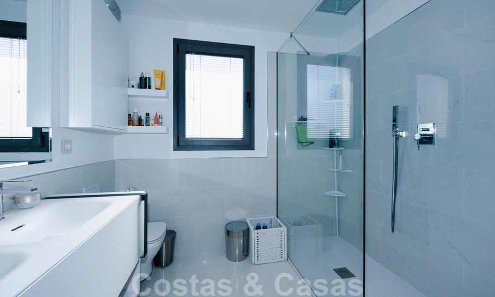 Instapklaar, ruim modern design penthouse te koop in luxueus complex in Marbella - Estepona 36965