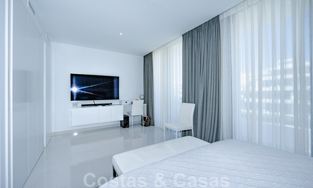 Instapklaar, ruim modern design penthouse te koop in luxueus complex in Marbella - Estepona 36966