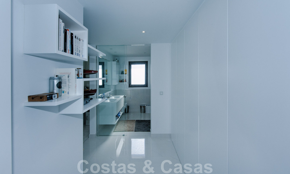 Instapklaar, ruim modern design penthouse te koop in luxueus complex in Marbella - Estepona 36968