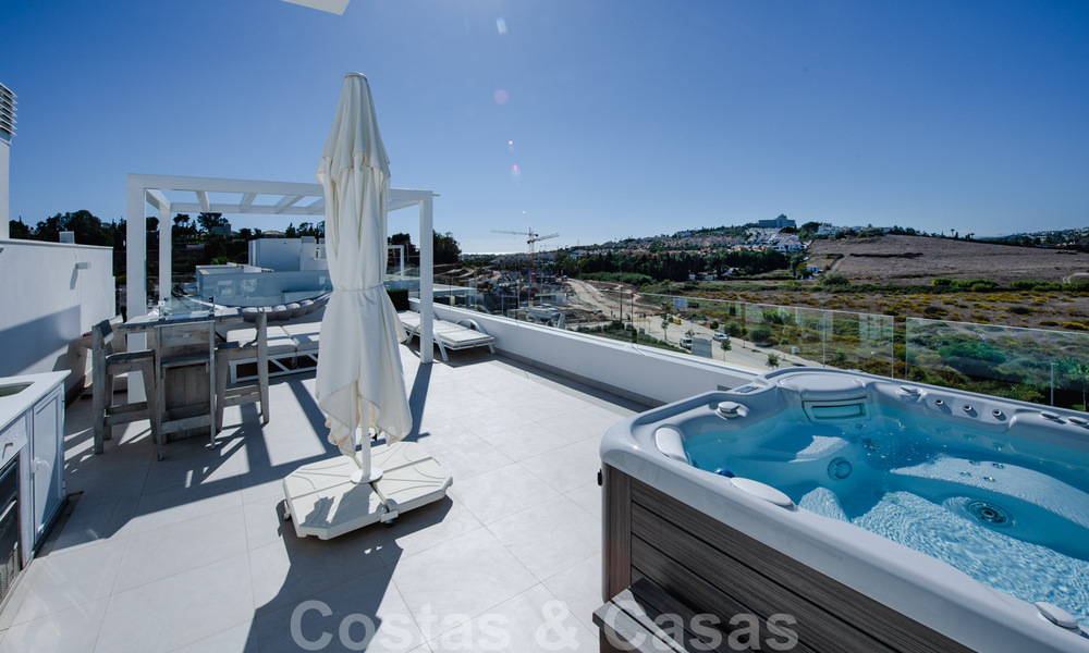 Instapklaar, ruim modern design penthouse te koop in luxueus complex in Marbella - Estepona 36969