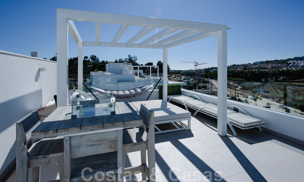 Instapklaar, ruim modern design penthouse te koop in luxueus complex in Marbella - Estepona 36970