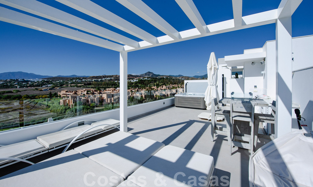 Instapklaar, ruim modern design penthouse te koop in luxueus complex in Marbella - Estepona 36971