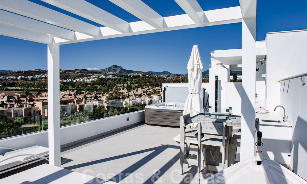 Instapklaar, ruim modern design penthouse te koop in luxueus complex in Marbella - Estepona 36972
