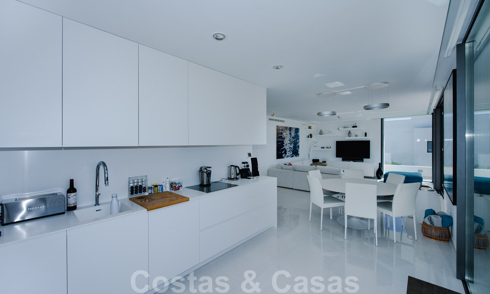 Instapklaar, ruim modern design penthouse te koop in luxueus complex in Marbella - Estepona 36976