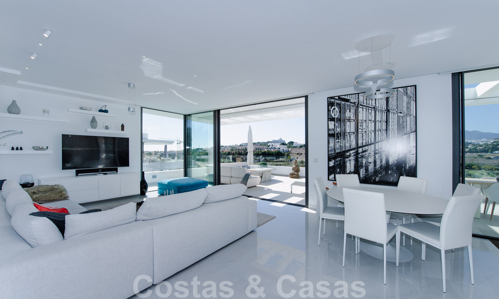 Instapklaar, ruim modern design penthouse te koop in luxueus complex in Marbella - Estepona 36979