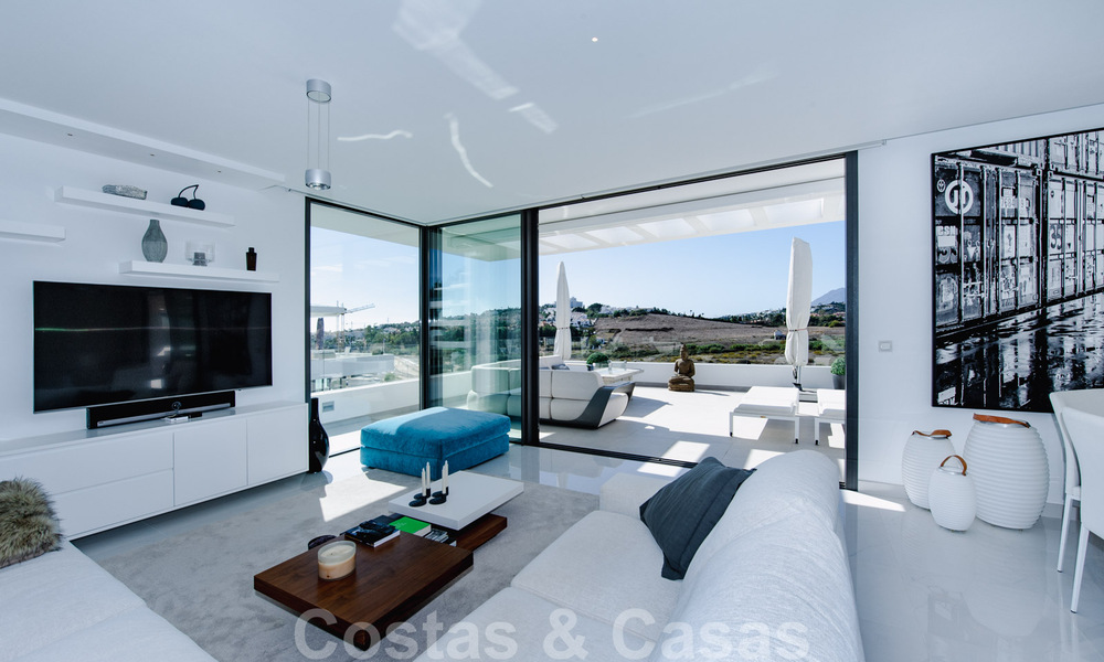 Instapklaar, ruim modern design penthouse te koop in luxueus complex in Marbella - Estepona 36980