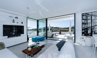 Instapklaar, ruim modern design penthouse te koop in luxueus complex in Marbella - Estepona 36980 