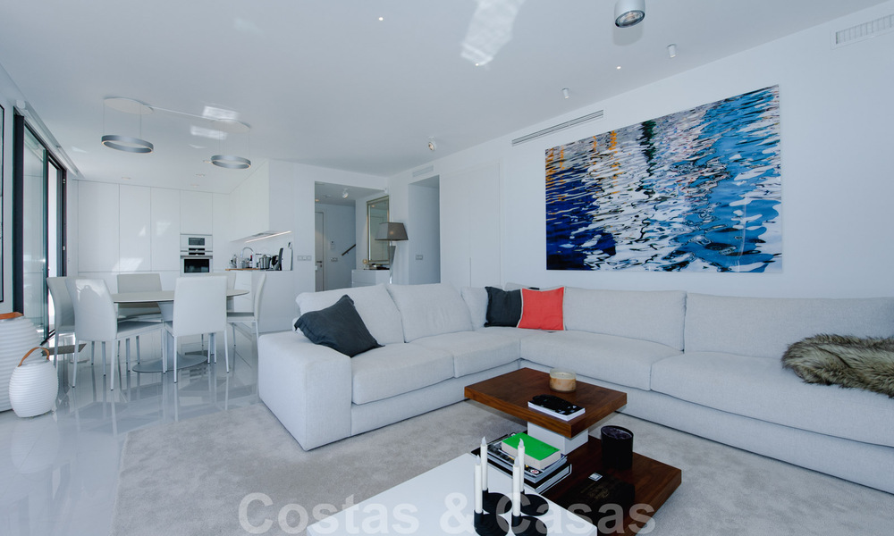 Instapklaar, ruim modern design penthouse te koop in luxueus complex in Marbella - Estepona 36982