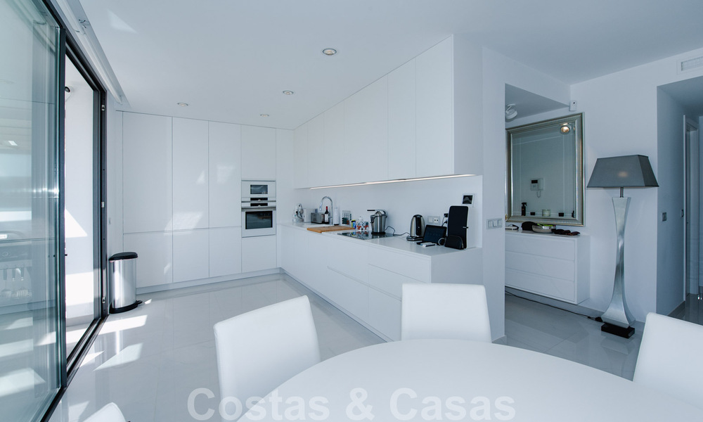 Instapklaar, ruim modern design penthouse te koop in luxueus complex in Marbella - Estepona 36983