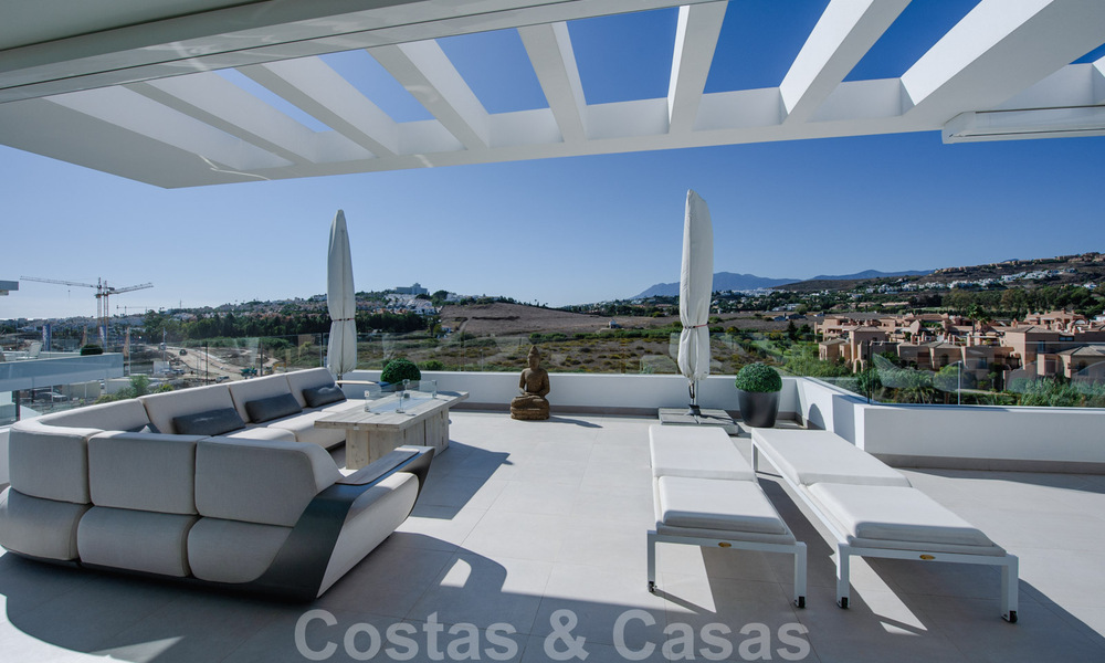 Instapklaar, ruim modern design penthouse te koop in luxueus complex in Marbella - Estepona 36984