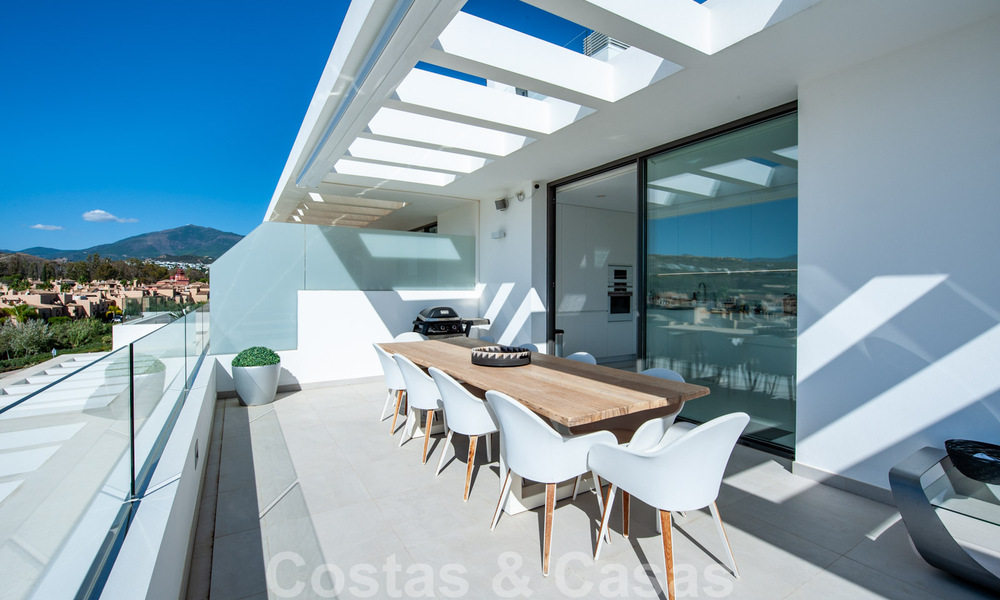 Instapklaar, ruim modern design penthouse te koop in luxueus complex in Marbella - Estepona 36987