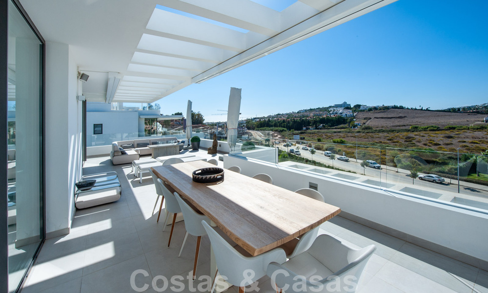 Instapklaar, ruim modern design penthouse te koop in luxueus complex in Marbella - Estepona 36988
