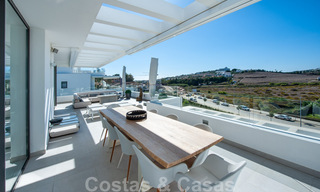 Instapklaar, ruim modern design penthouse te koop in luxueus complex in Marbella - Estepona 36988 