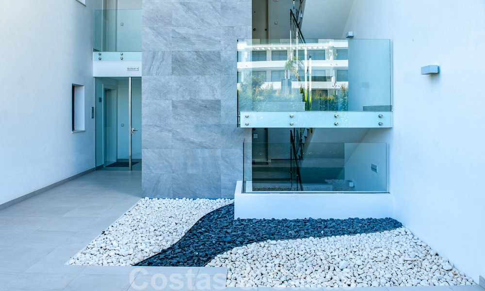 Instapklaar, ruim modern design penthouse te koop in luxueus complex in Marbella - Estepona 36996