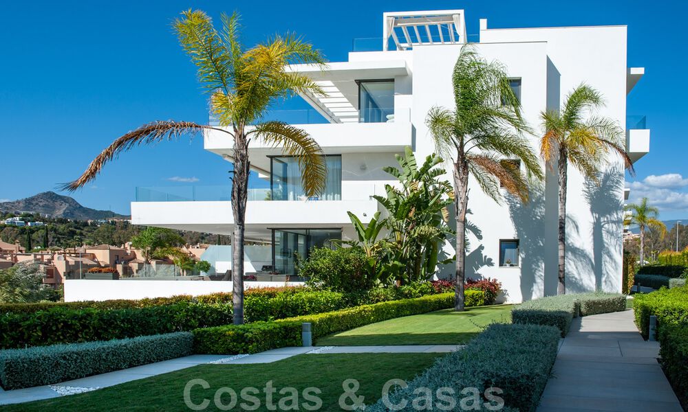 Instapklaar, ruim modern design penthouse te koop in luxueus complex in Marbella - Estepona 36997