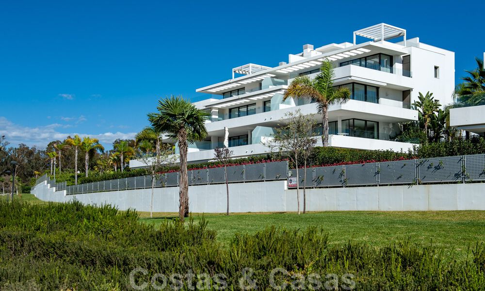 Instapklaar, ruim modern design penthouse te koop in luxueus complex in Marbella - Estepona 37001