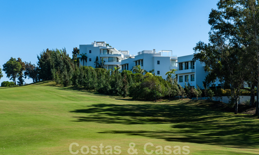 Instapklaar, ruim modern design penthouse te koop in luxueus complex in Marbella - Estepona 37004