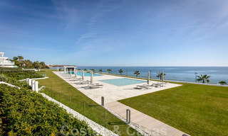 Strak modern, eerstelijnsstrand luxeappartement te koop in Emare, New Golden Mile, tussen Marbella en Estepona 36932 