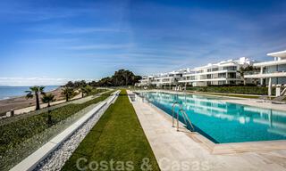 Strak modern, eerstelijnsstrand luxeappartement te koop in Emare, New Golden Mile, tussen Marbella en Estepona 36933 