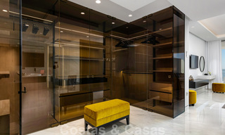 Strak modern, eerstelijnsstrand luxeappartement te koop in Emare, New Golden Mile, tussen Marbella en Estepona 36940 
