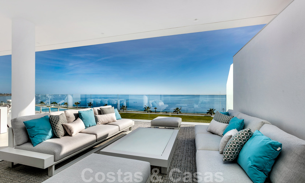 Strak modern, eerstelijnsstrand luxeappartement te koop in Emare, New Golden Mile, tussen Marbella en Estepona 36943