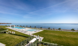 Strak modern, eerstelijnsstrand luxeappartement te koop in Emare, New Golden Mile, tussen Marbella en Estepona 36945 