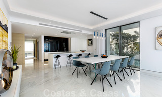 Strak modern, eerstelijnsstrand luxeappartement te koop in Emare, New Golden Mile, tussen Marbella en Estepona 36948 