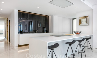 Strak modern, eerstelijnsstrand luxeappartement te koop in Emare, New Golden Mile, tussen Marbella en Estepona 36949 