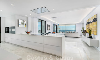 Strak modern, eerstelijnsstrand luxeappartement te koop in Emare, New Golden Mile, tussen Marbella en Estepona 36950 