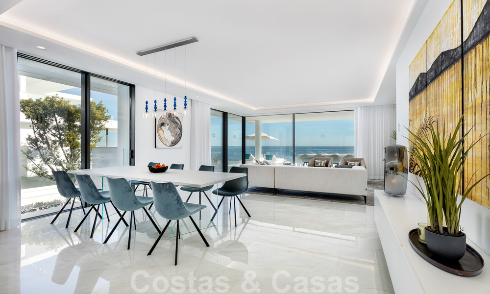 Strak modern, eerstelijnsstrand luxeappartement te koop in Emare, New Golden Mile, tussen Marbella en Estepona 36951
