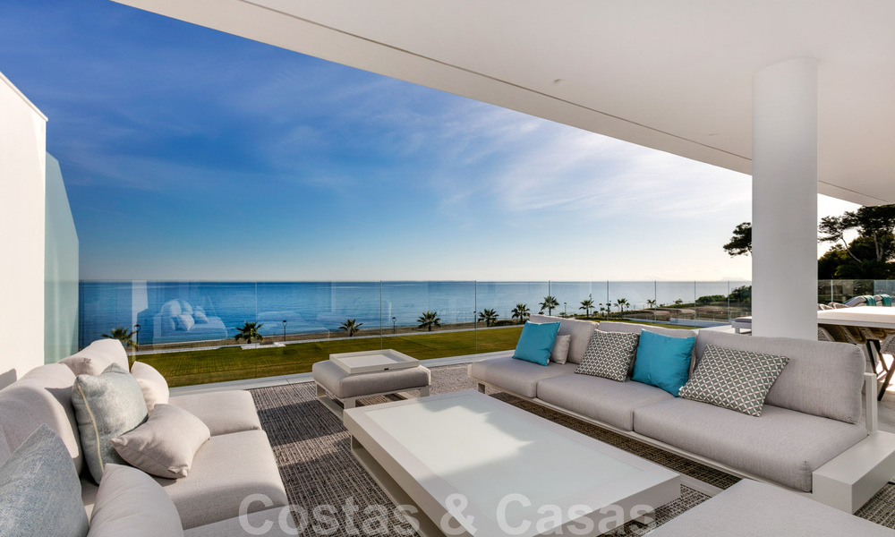 Strak modern, eerstelijnsstrand luxeappartement te koop in Emare, New Golden Mile, tussen Marbella en Estepona 36955