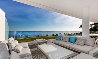 Strak modern, eerstelijnsstrand luxeappartement te koop in Emare, New Golden Mile, tussen Marbella en Estepona 36955 