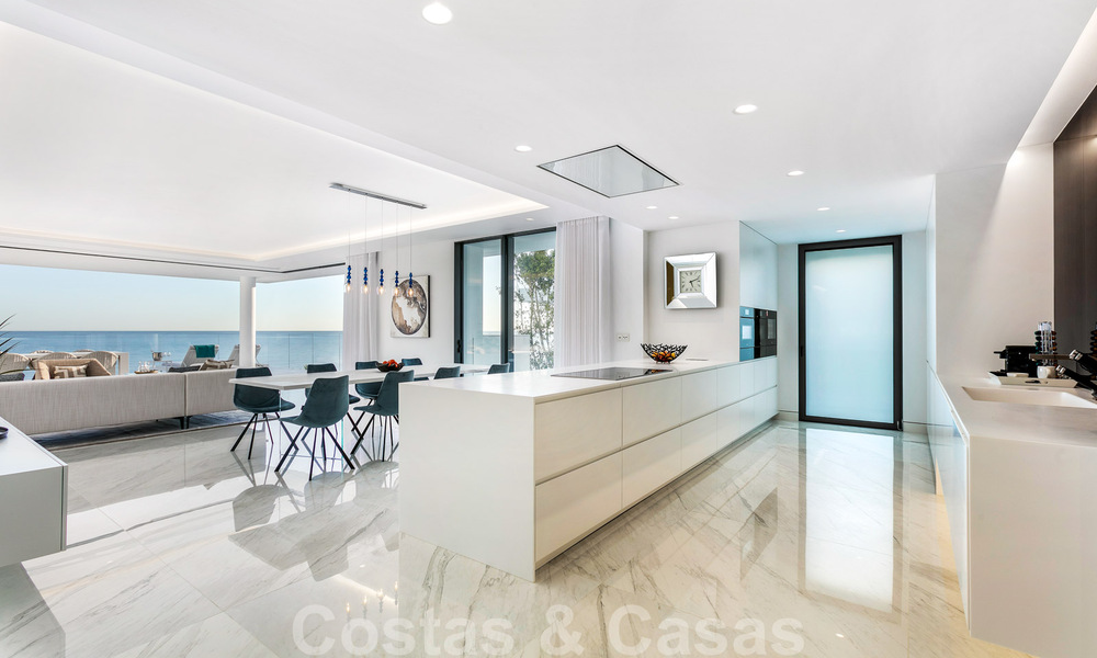 Strak modern, eerstelijnsstrand luxeappartement te koop in Emare, New Golden Mile, tussen Marbella en Estepona 36956