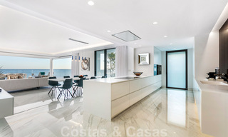 Strak modern, eerstelijnsstrand luxeappartement te koop in Emare, New Golden Mile, tussen Marbella en Estepona 36956 