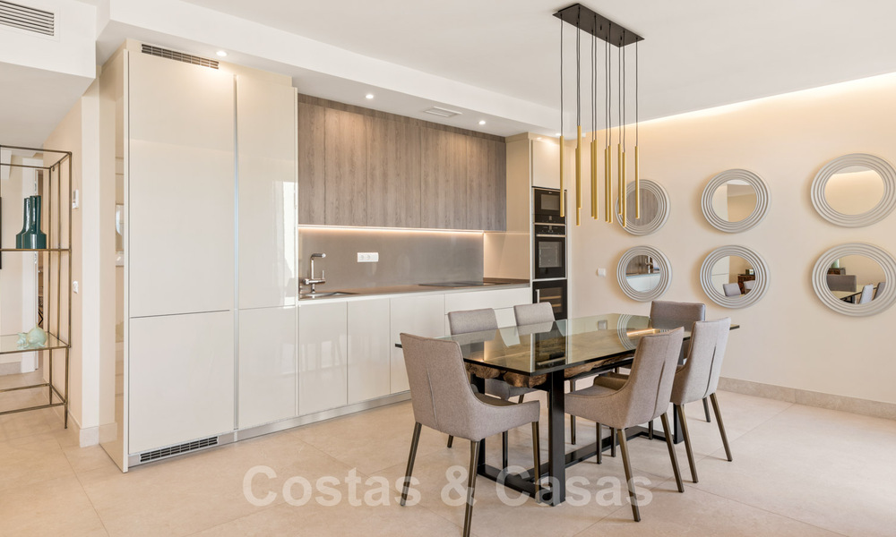 Eigentijds gerenoveerd eerstelijnsstrand Penthouse te koop met 4 slaapkamers en prachtig zeezicht op de New Golden Mile tussen Marbella en Estepona 36889