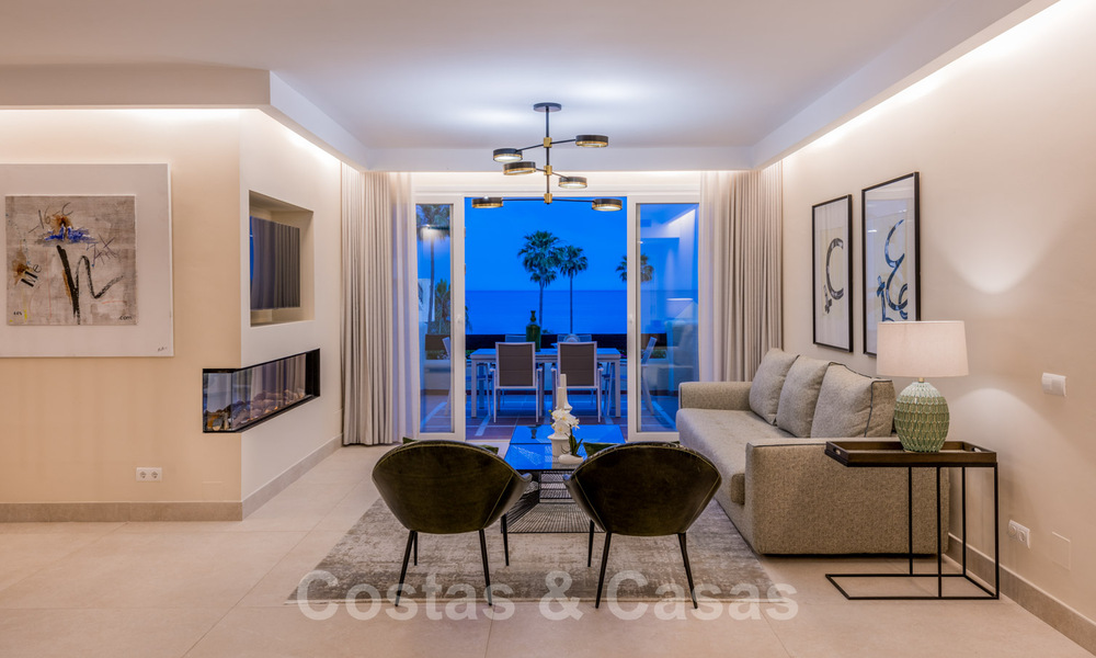 Eigentijds gerenoveerd eerstelijnsstrand Penthouse te koop met 4 slaapkamers en prachtig zeezicht op de New Golden Mile tussen Marbella en Estepona 36892