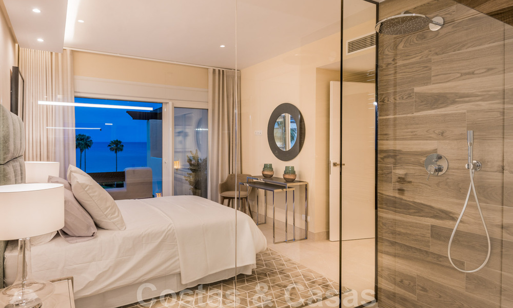 Eigentijds gerenoveerd eerstelijnsstrand Penthouse te koop met 4 slaapkamers en prachtig zeezicht op de New Golden Mile tussen Marbella en Estepona 36900