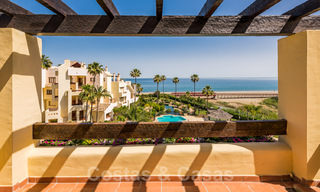 Eigentijds gerenoveerd eerstelijnsstrand Penthouse te koop met 4 slaapkamers en prachtig zeezicht op de New Golden Mile tussen Marbella en Estepona 36901 