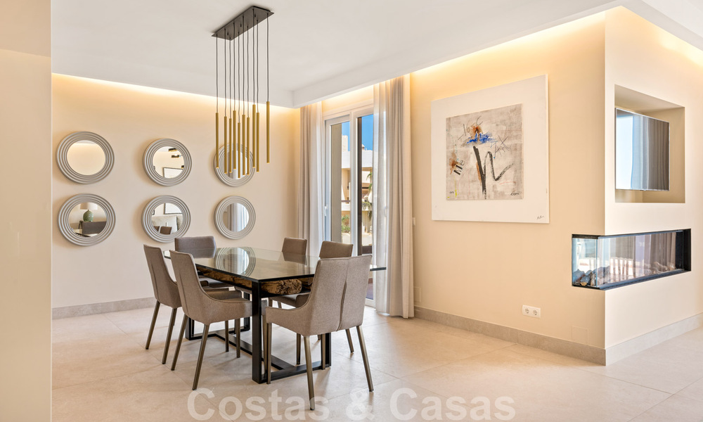 Eigentijds gerenoveerd eerstelijnsstrand Penthouse te koop met 4 slaapkamers en prachtig zeezicht op de New Golden Mile tussen Marbella en Estepona 36902