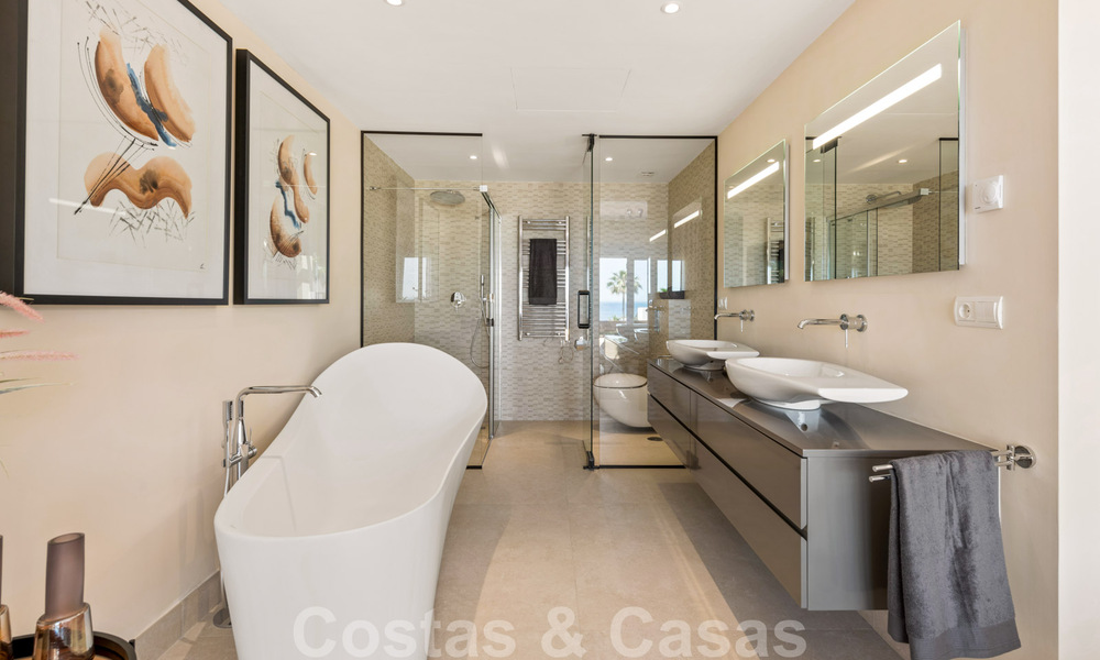 Eigentijds gerenoveerd eerstelijnsstrand Penthouse te koop met 4 slaapkamers en prachtig zeezicht op de New Golden Mile tussen Marbella en Estepona 36909