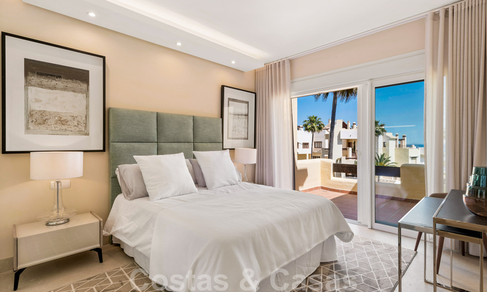 Eigentijds gerenoveerd eerstelijnsstrand Penthouse te koop met 4 slaapkamers en prachtig zeezicht op de New Golden Mile tussen Marbella en Estepona 36910