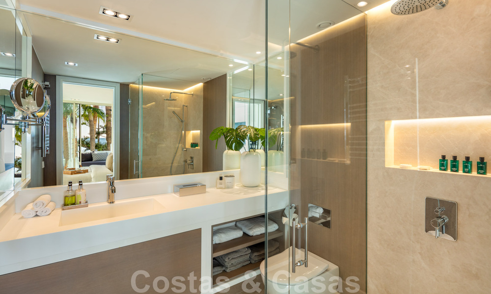 Eerstelijnsstrand super-de-luxe penthouse met schitterend open zeezicht te koop in Puente Romano in Marbella 37321