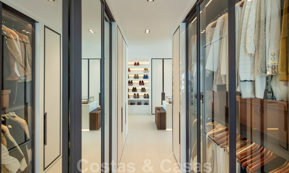 Eerstelijnsstrand super-de-luxe penthouse met schitterend open zeezicht te koop in Puente Romano in Marbella 37333