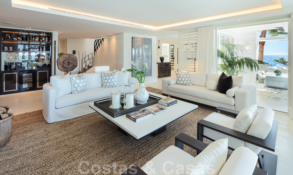 Eerstelijnsstrand super-de-luxe penthouse met schitterend open zeezicht te koop in Puente Romano in Marbella 37342