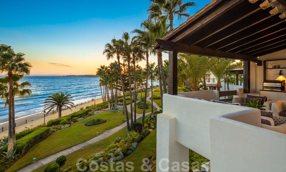 Eerstelijnsstrand super-de-luxe penthouse met schitterend open zeezicht te koop in Puente Romano in Marbella 37352