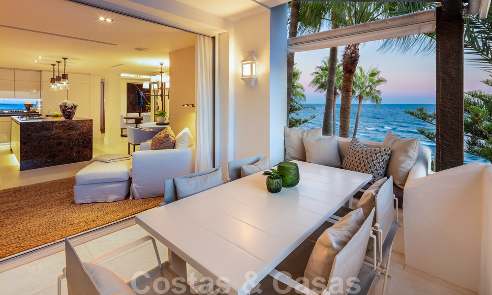 Eerstelijnsstrand super-de-luxe penthouse met schitterend open zeezicht te koop in Puente Romano in Marbella 37353